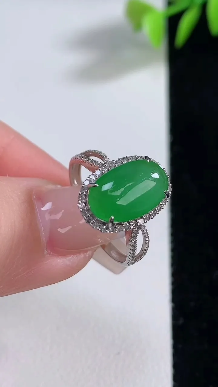 天然A货翡翠蛋面戒指，尺寸17.8-11.7-7.2-6，重量:2.69g2025年12月10日
工