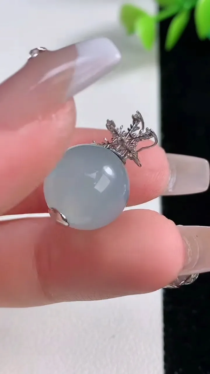 天然A货翡翠圆珠吊坠，尺寸13.5，重量:5.29g
12月10日