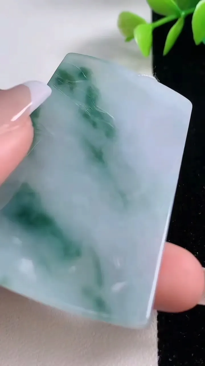 天然A货翡翠冰种飘花大日如来吊坠，尺寸65.3-37.6-5，重量:33.60g
12月10日