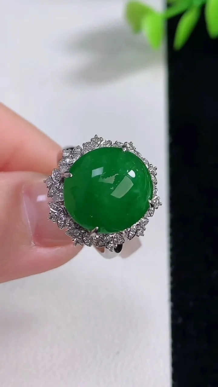 天然A货翡翠蛋面戒指，尺寸17.5-12.6-11.6-11.3，重量:4.52g2025年12月10日
工厂直销收藏佳品,种好水足，色泽均匀，有种有色，上手高大气！