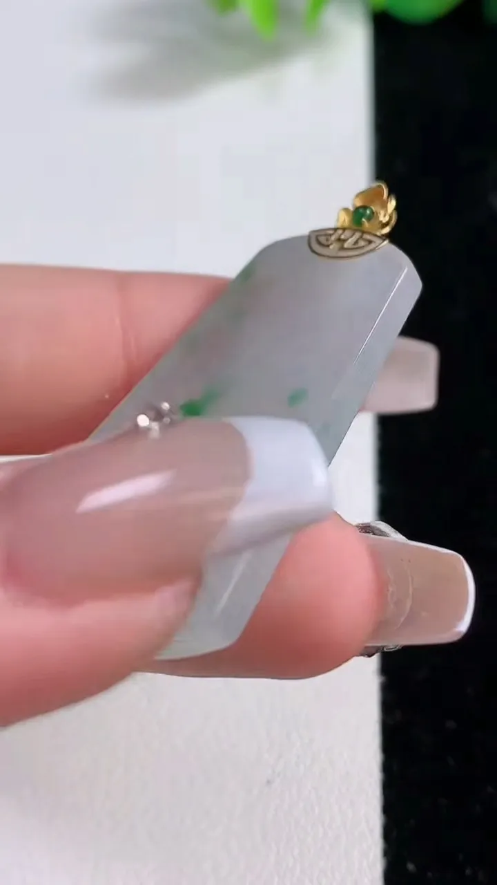 天然A货翡翠种飘花无事牌吊坠，尺寸38.8-21.9-3.3，重量:8.26g
12月10日