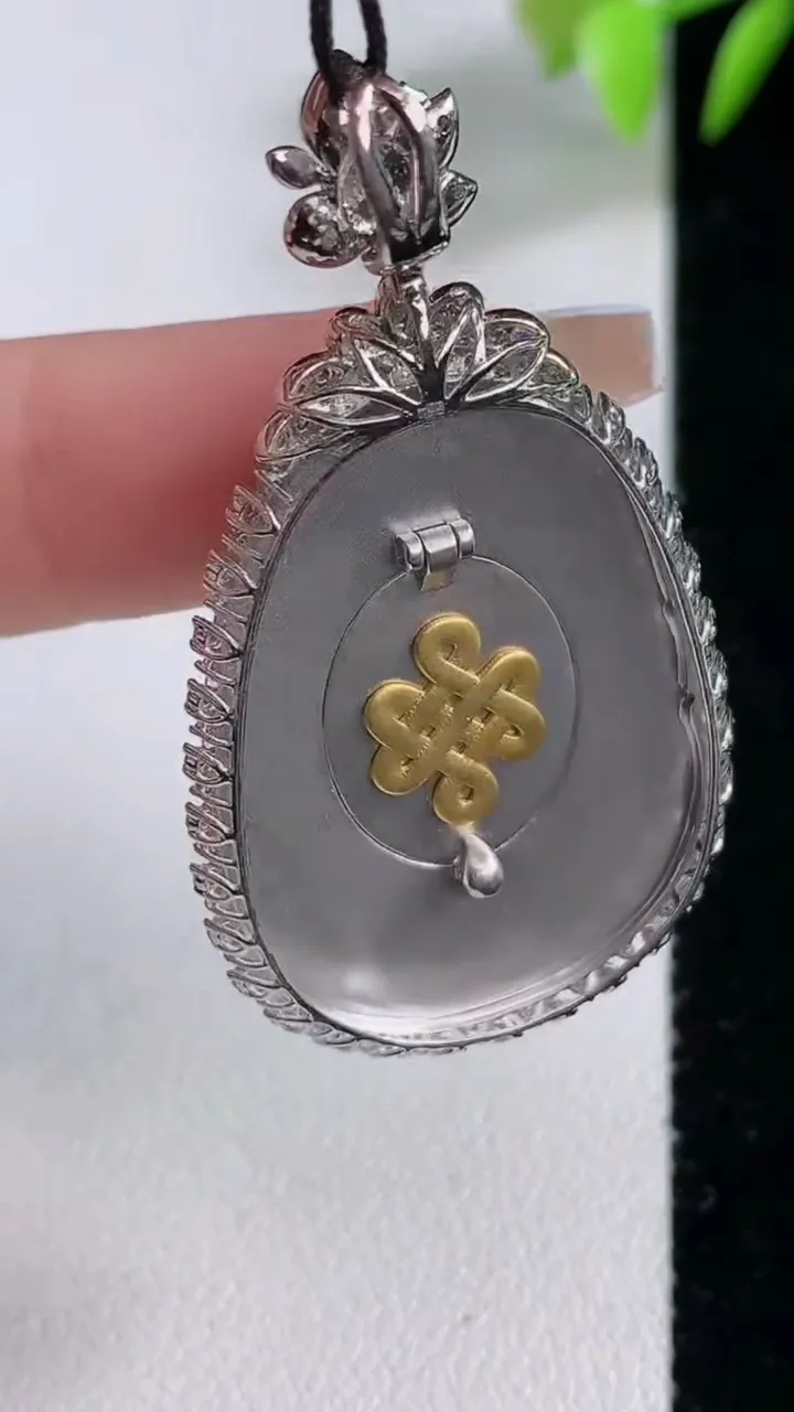 天然A货翡翠如意吊坠，尺寸45.6-25.7-6，裸石31.2-22.6重量:8.71g
12月10日