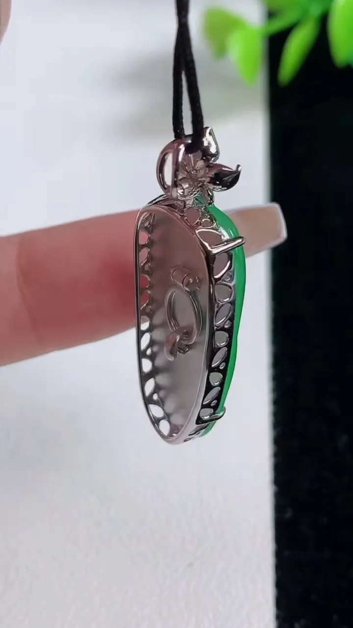 天然A货翡翠金枝玉叶  叶子吊坠，尺寸27.5-12-5，重量:4.03g
12月10日