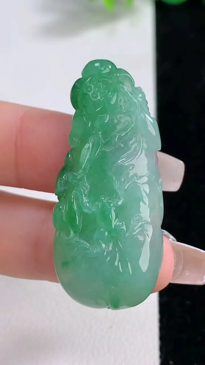 天然A货翡翠呱呱来财 和和美美吊坠，尺寸42.5-18.8-5.7，重量:8.89g
12月10日