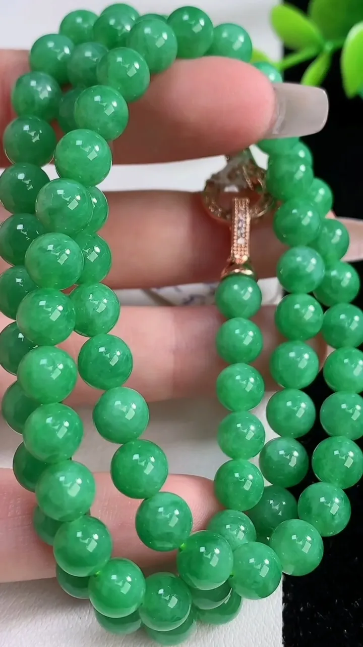 天然A货翡翠圆珠项链，尺寸7.5-79颗，重量:49.19g12月10日
工厂直销收藏佳品,种好水足，色泽均匀，有种有色，上手高大气！