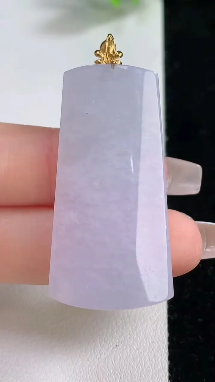 天然A货翡翠18K金紫罗兰无事牌吊坠，尺寸43.5-21.3-6.6，重量:14.35g
12月10日