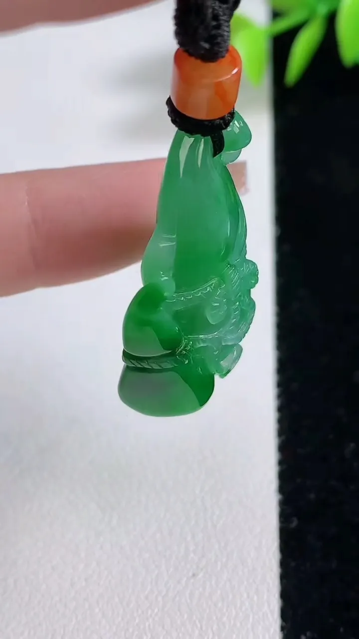 天然A货翡翠葫芦吊坠，尺寸34.7-18.9-11.4，重量:15.79g
12月10日