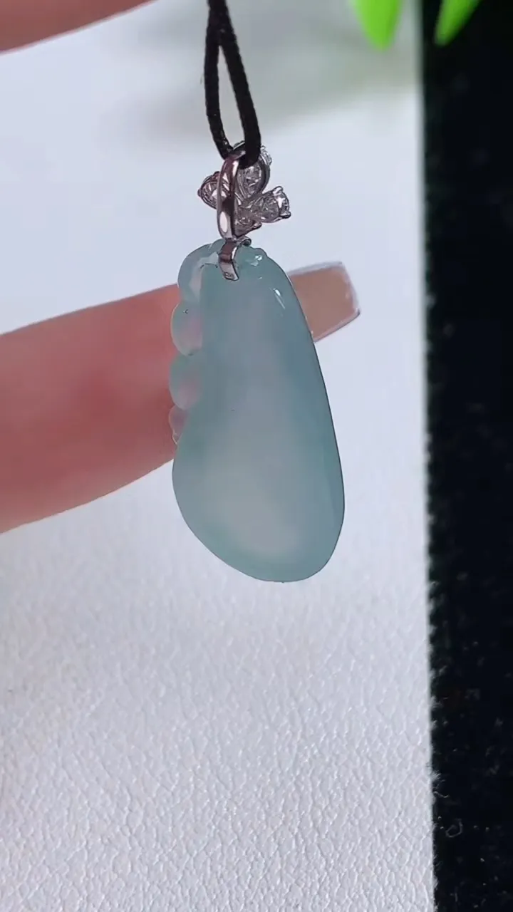 天然A货翡翠福瓜吊坠，尺寸26.6-12.6-5.4，重量:3.43g
12月10日