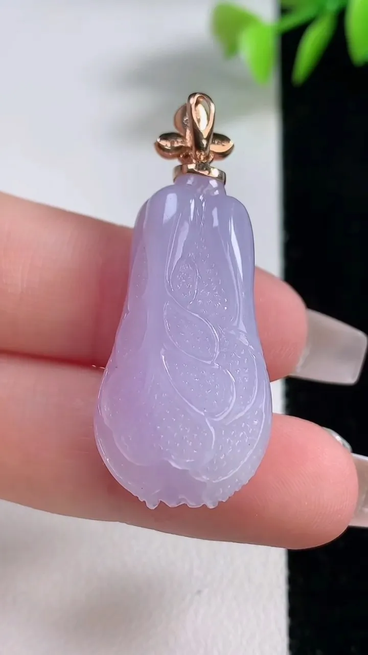 天然A货翡翠18K金紫罗兰白菜吊坠，尺寸30.2-17-11.2，重量:10.57g
12月10日