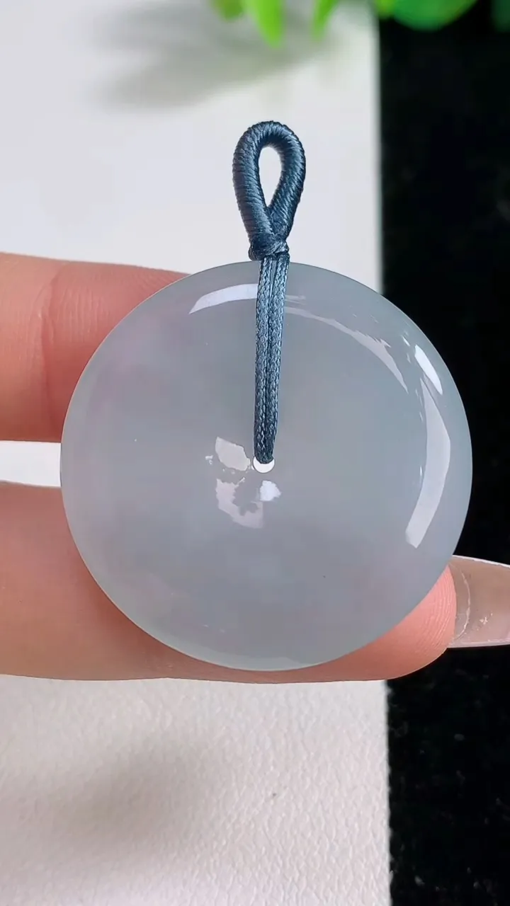 天然A货翡翠平安扣吊坠，尺寸31.3-5.3，重量:12.78g
12月10日