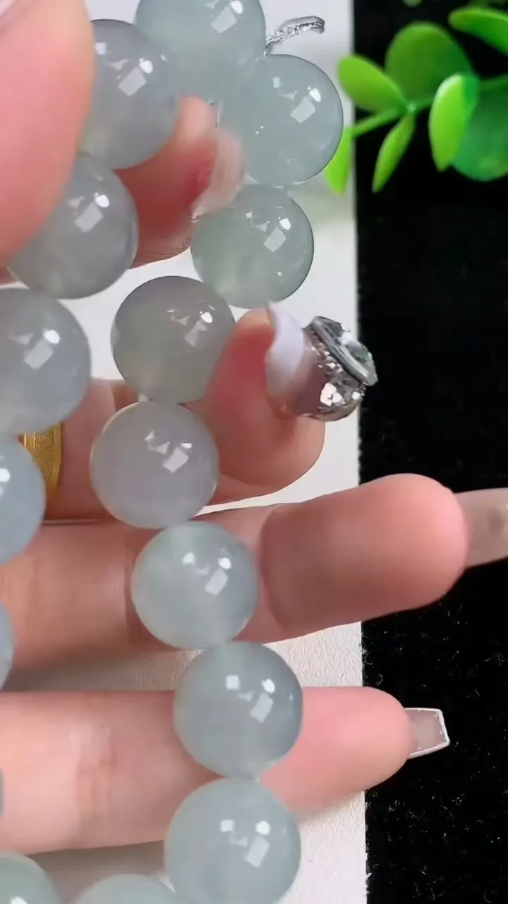 天然A货翡翠种白冰圆珠手串，尺寸12.8-16颗，重量:56.47g12月10日
工厂直销收藏佳品,种好水足，色泽均匀，有种有色，上手高大气！