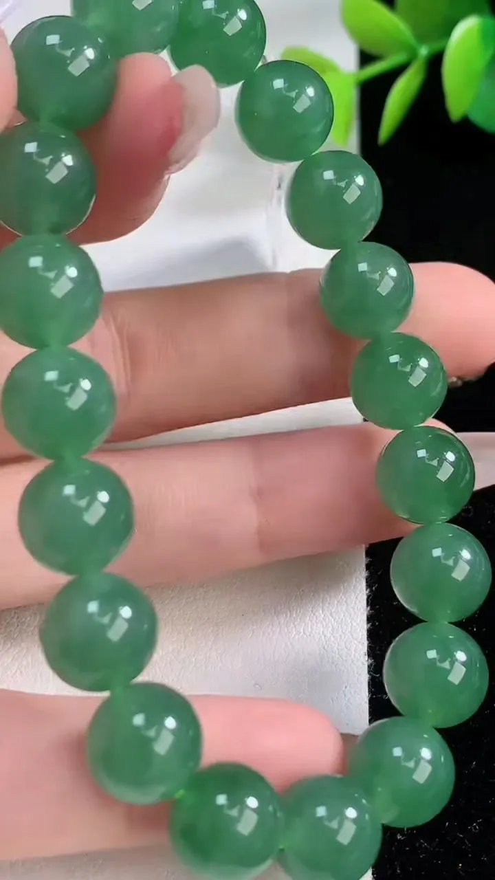 天然A货翡翠圆珠手串，尺寸9.8-19颗，重量:33.29g12月10日
工厂直销收藏佳品,种好水足