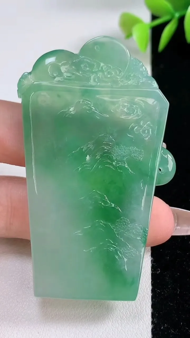 天然A货翡翠山水牌吊坠，尺寸64.8-45-5.3，重量:31.65g
12月10日