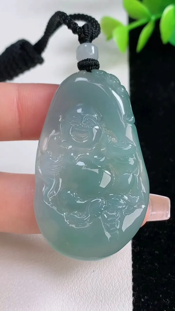 天然A货翡翠逍遥佛吊坠，尺寸48.2-25.2-5.8，重量:20.85g
12月10日