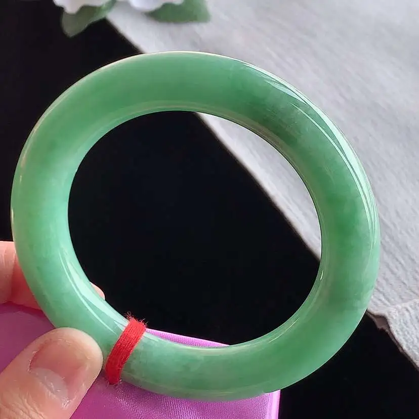 a货翡翠老坑冰润满绿胖圆条手镯55-56圈口，尺寸55.8×11.8mm 1209