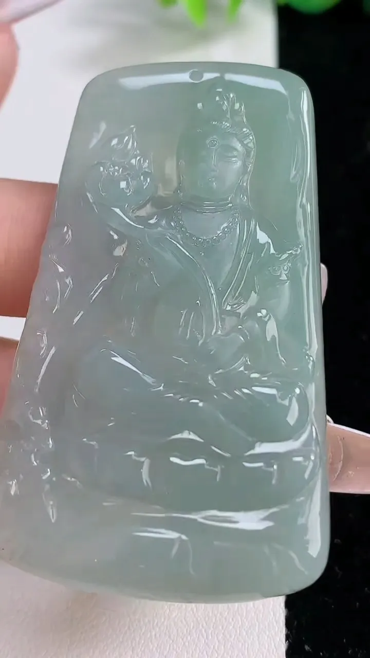 天然A货翡翠大势至菩萨吊坠，尺寸59.6-36.5-5.8，重量:27.24g
12月10日