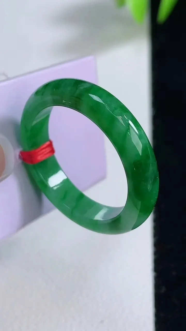 天然A货翡翠指环戒指，尺寸20.7-4.8-3.2，重量:5.33g2025年12月10日
工厂直销收藏佳品,种好水足，色泽均匀，有种有色，上手高大气！