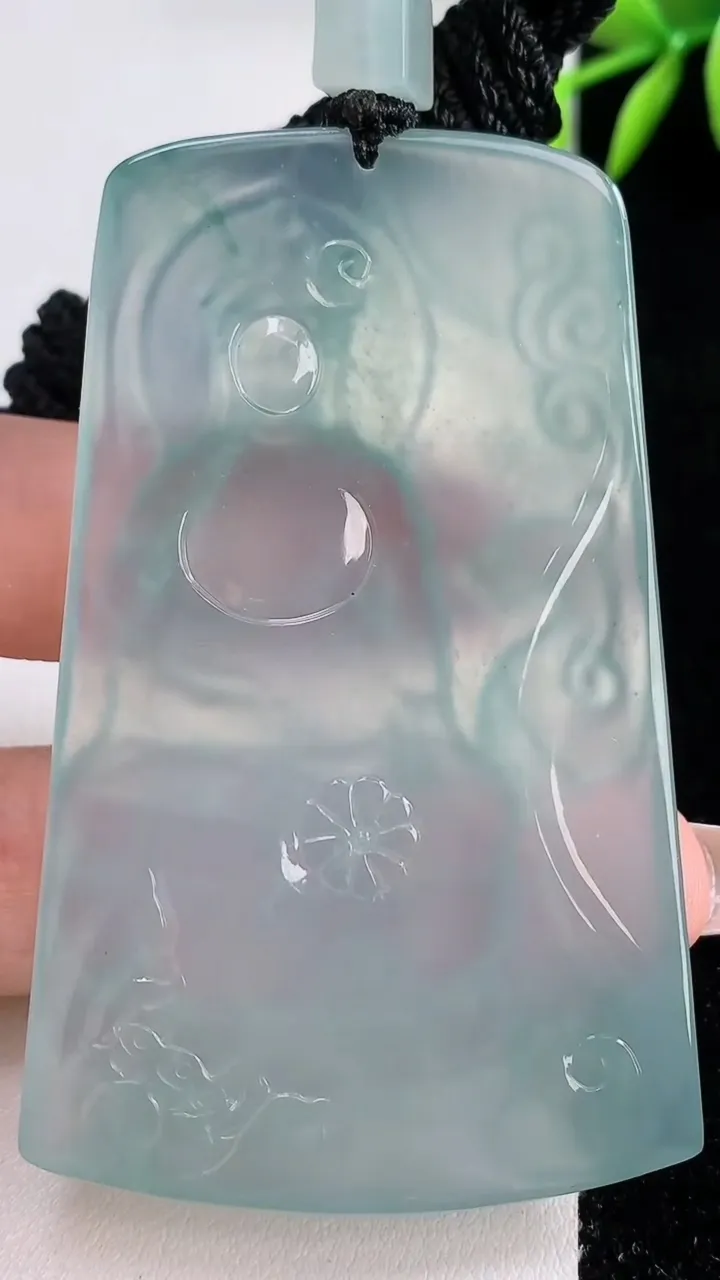 天然A货翡翠种飘花大势至菩萨吊坠，尺寸66.3-40.6-5.2，重量:38.32g
12月10日