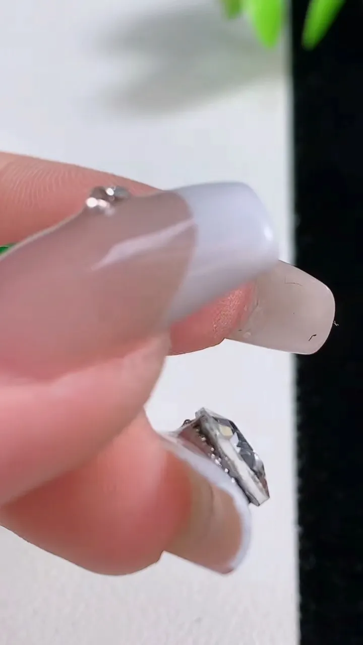 天然A货翡翠平安柱镶嵌件，尺寸11.8-9.4，重量:3.22g
12月10日