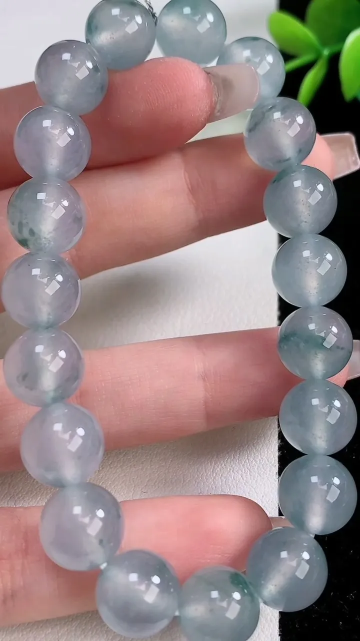 天然A货翡翠种飘花圆珠手串，尺寸10.4-19颗，重量:38.30g12月10日
工厂直销收藏佳品,种好水足，色泽均匀，有种有色，上手高大气！