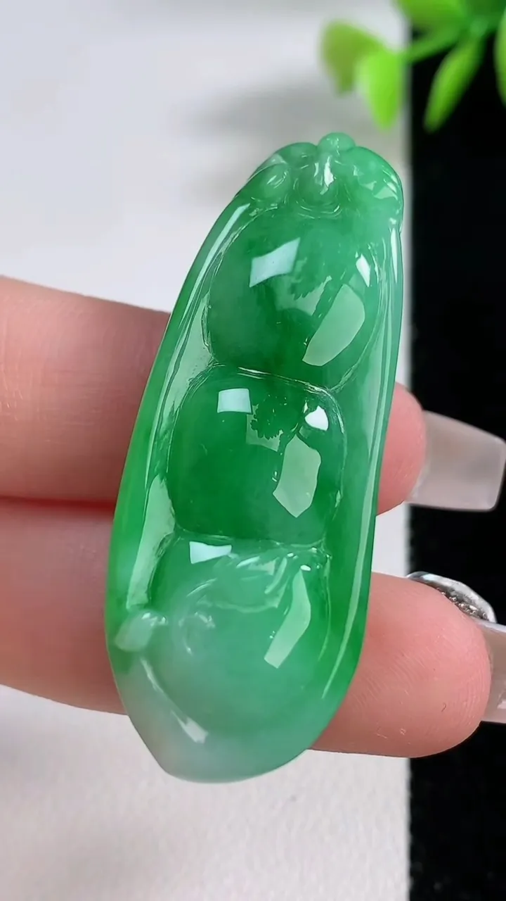 天然A货翡翠福豆吊坠，尺寸46-17.7-10.4，重量:16.33g
12月10日