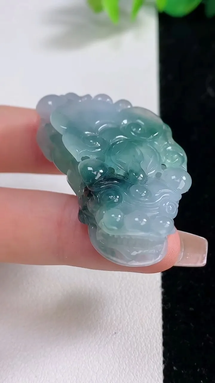 天然A货翡翠冰种飘花貔貅吊坠，尺寸42-23.2-11.2，重量:25.34g
12月10日
