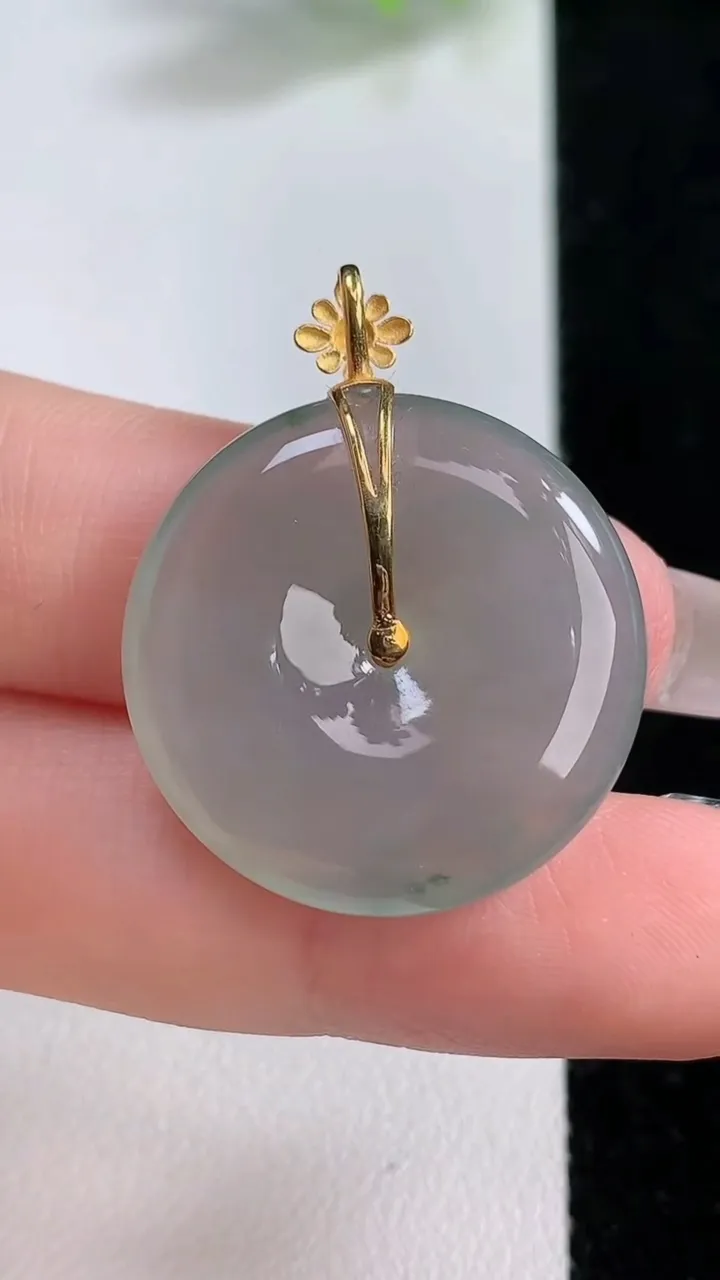 天然A货翡翠种飘花平安扣吊坠，尺寸25-5，重量:6.81g
12月10日