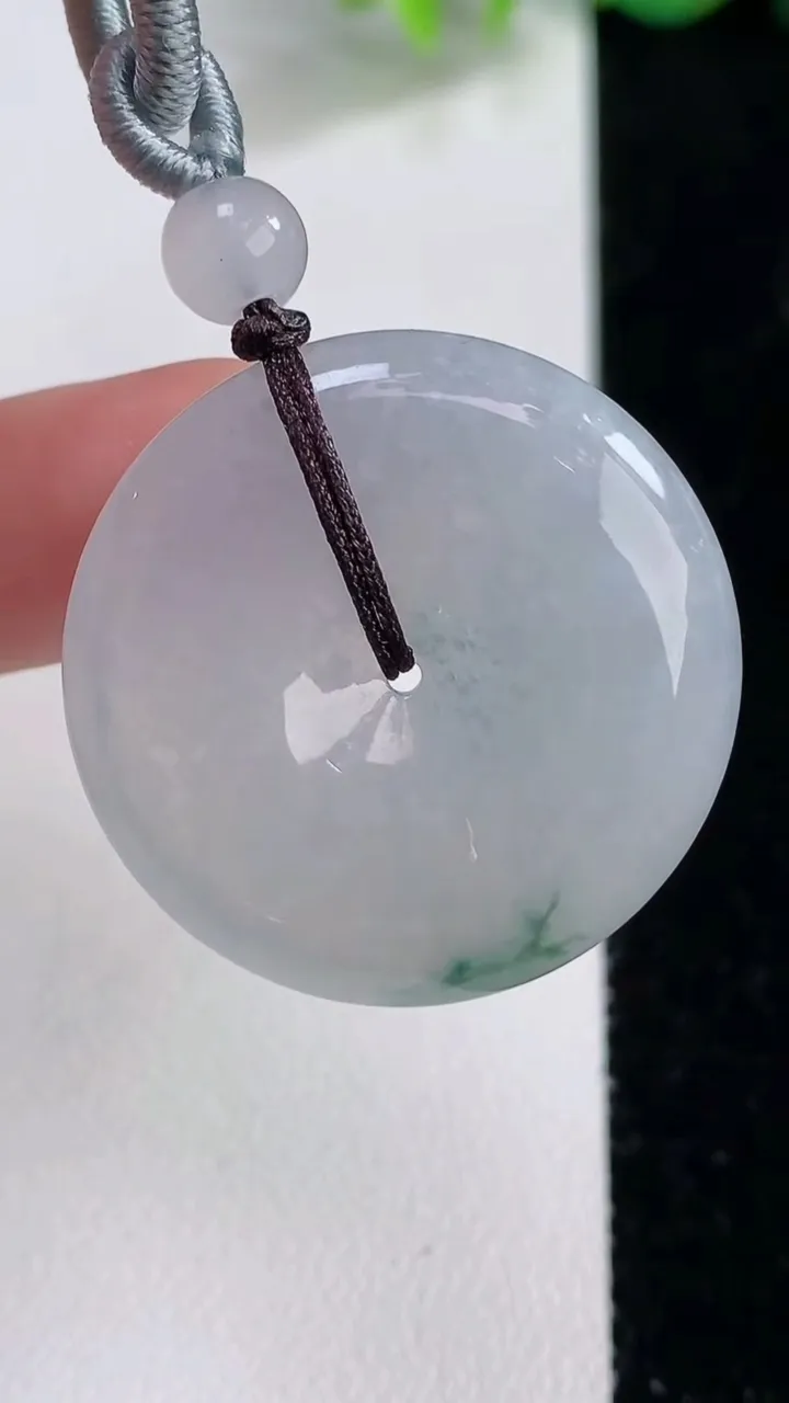 天然A货翡翠冰种飘花平安扣吊坠，尺寸29.5-6，重量:15.26g
12月10日