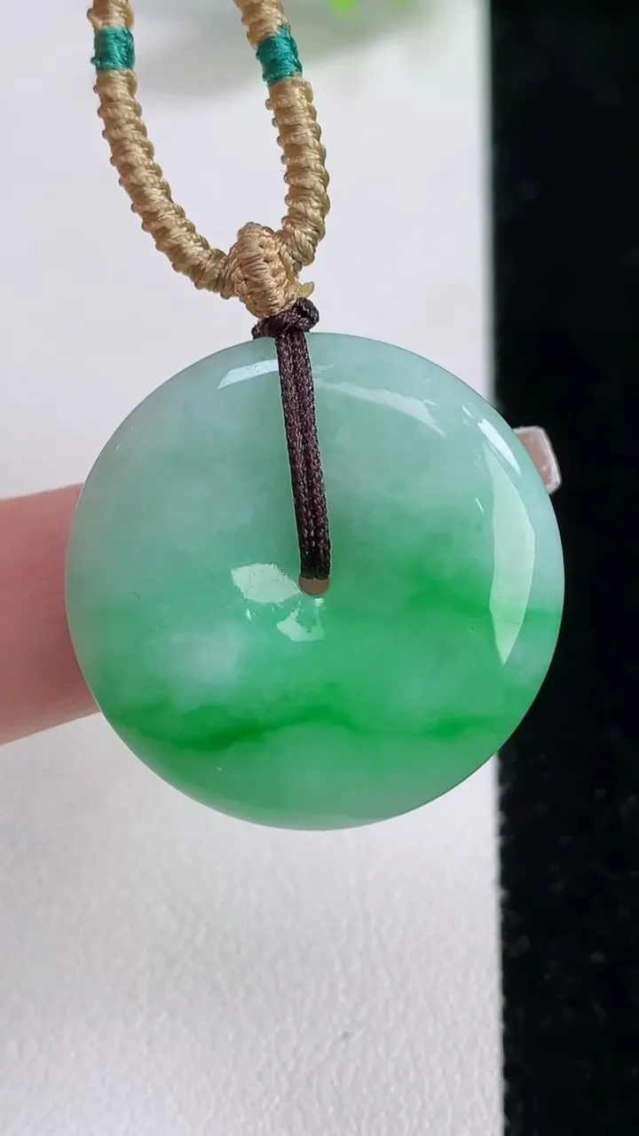 天然A货翡翠平安扣吊坠，尺寸27.4-5.4，重量:10.66g
12月10日