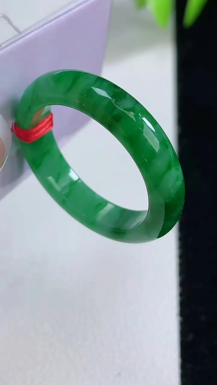 天然A货翡翠指环戒指，尺寸20.7-4.8-3.2，重量:5.33g2025年12月10日
工厂直销收藏佳品,种好水足，色泽均匀，有种有色，上手高大气！