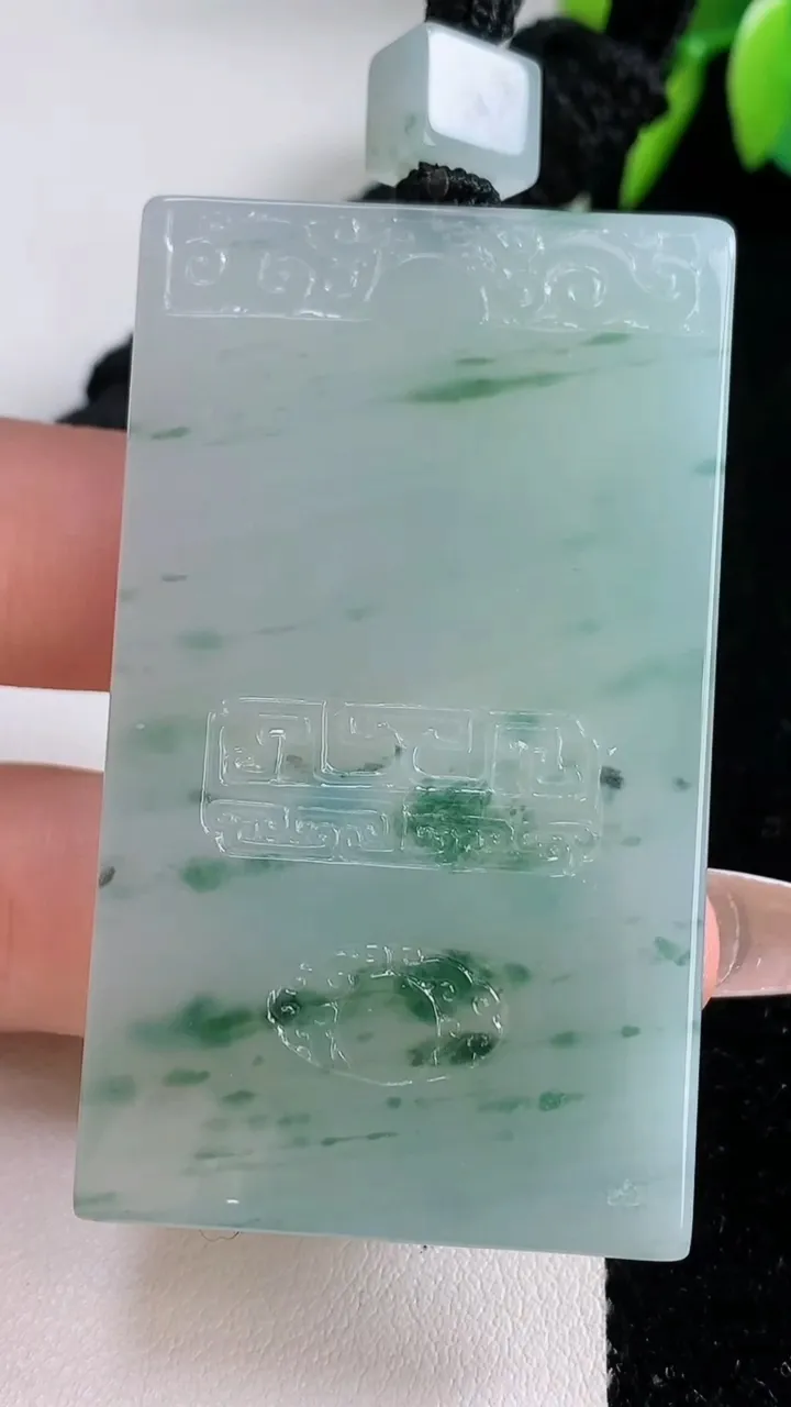 天然A货翡翠种飘花仿古无事牌吊坠，尺寸56.5-32.8-5.9，重量:41.44g
12月10日