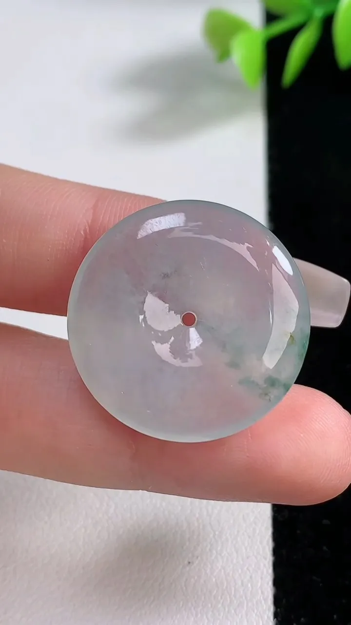 天然A货翡翠冰种飘花平安扣吊坠，尺寸25-4.7，重量:7.04g
12月10日