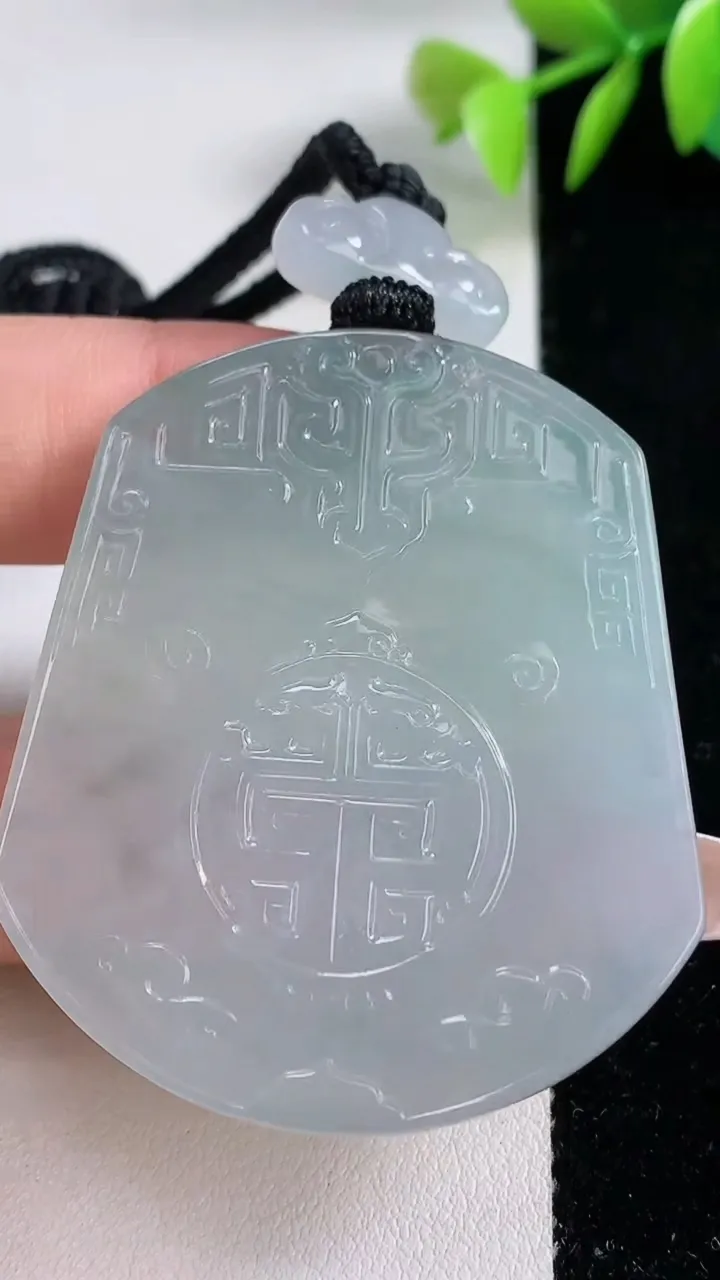 天然A货翡翠仿古无事牌吊坠，尺寸48.8-42.6-5.6，重量:34.96g
12月10日