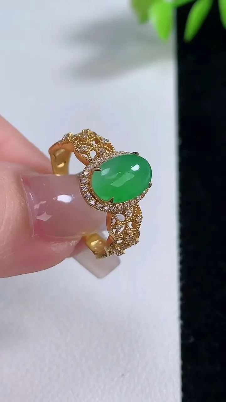 天然A货翡翠蛋面戒指，尺寸18-9.3-6.2，重量:2.37g2025年12月10日
工厂直销收藏佳品,种好水足，色泽均匀，有种有色，上手高大气！