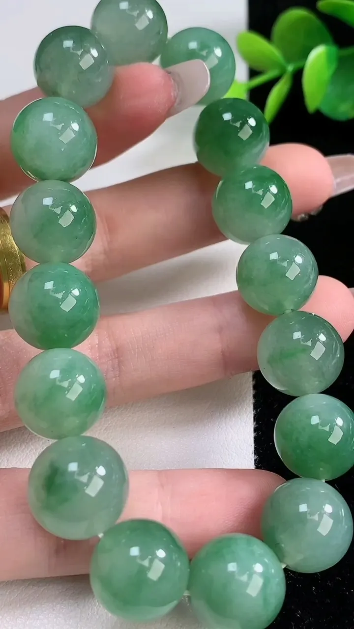 天然A货翡翠圆珠手串，尺寸13-16颗，重量:62.43g12月10日
工厂直销收藏佳品,种好水足，