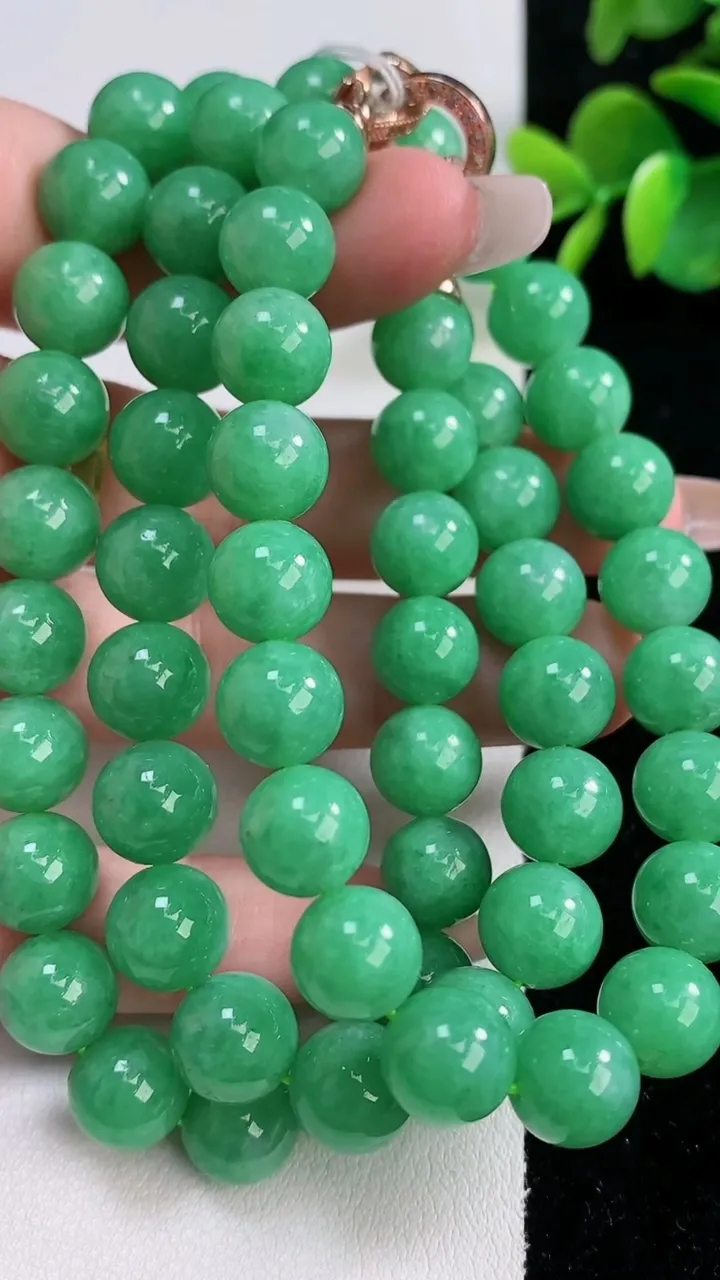 天然A货翡翠圆珠项链，尺寸9.7-61颗，重量:91.35g12月10日
工厂直销收藏佳品,种好水足，色泽均匀，有种有色，上手高大气！