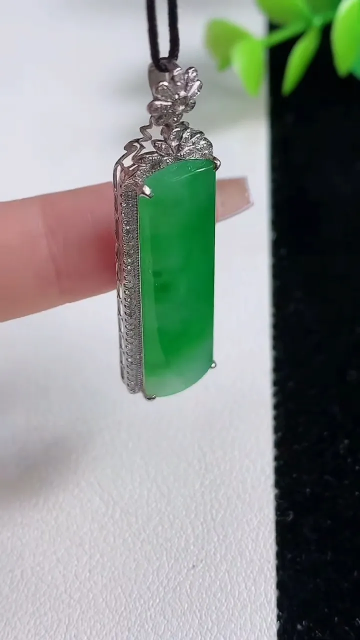 天然A货翡翠无事牌吊坠，尺寸47-12.6-5.9，裸石34.8-10.4重量:5.96g
12月10日