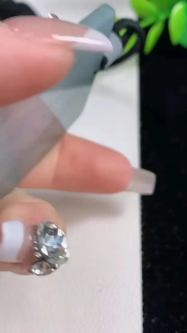 天然A货翡翠观音菩萨吊坠，尺寸63-44.2-5.3，重量:42.84g
12月10日