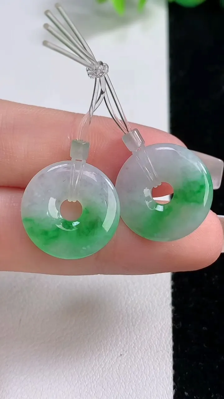 天然A货翡翠平安环吊坠一对，尺寸17-2.3，重量:3.93g
12月10日