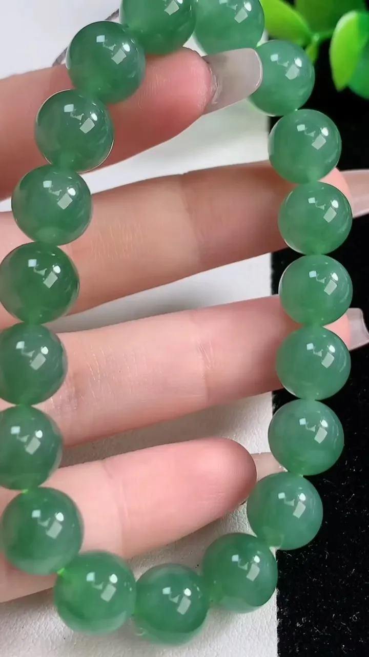 天然A货翡翠圆珠手串，尺寸9.8-19颗，重量:33.29g12月10日
工厂直销收藏佳品,种好水足，色泽均匀，有种有色，上手高大气！