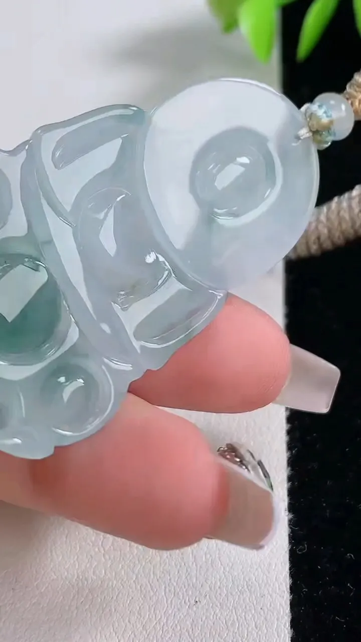 天然A货翡翠冰种飘花观音菩萨吊坠，尺寸50.3-32.4-5.6，重量:17.47g
12月10日