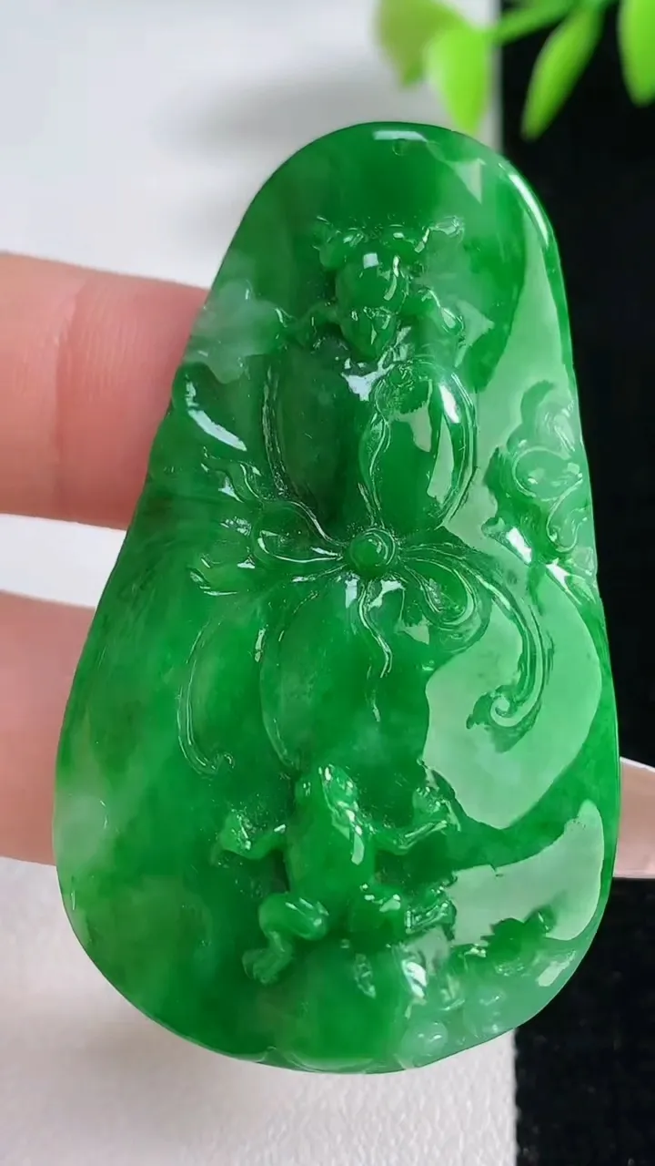 天然A货翡翠呱呱来财吊坠，尺寸52.7-31.4-6.8，重量:15.05g
12月10日