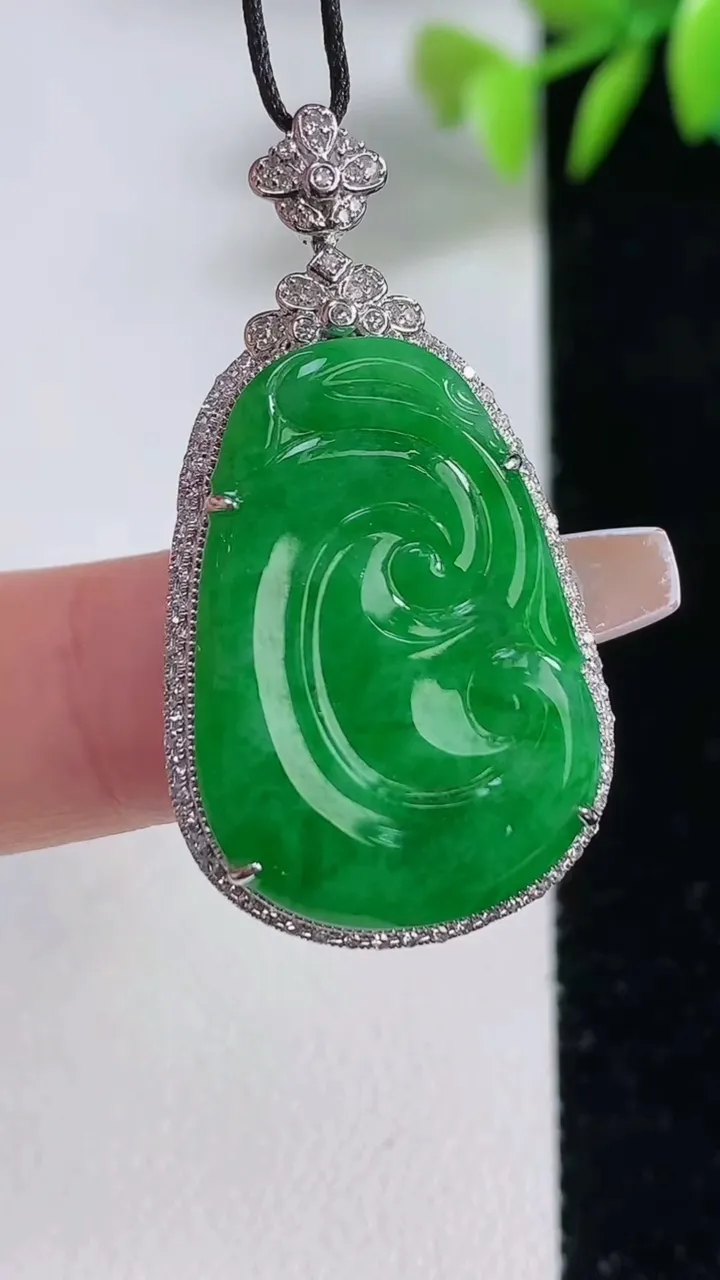 天然A货翡翠如意吊坠，尺寸37.8-20.2-6，裸石25.8-17.5重量:5.10g
12月10