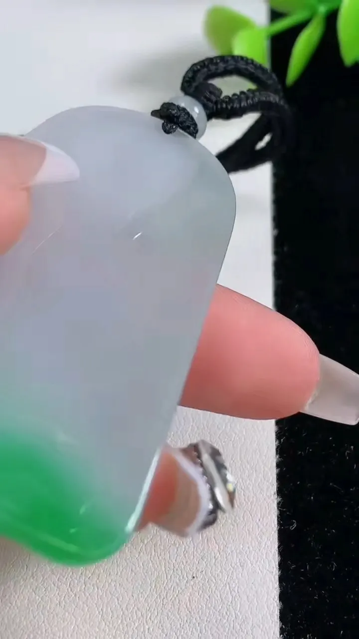 天然A货翡翠大势至菩萨吊坠，尺寸60.3-38.3-4.4，重量:27.13g
12月10日