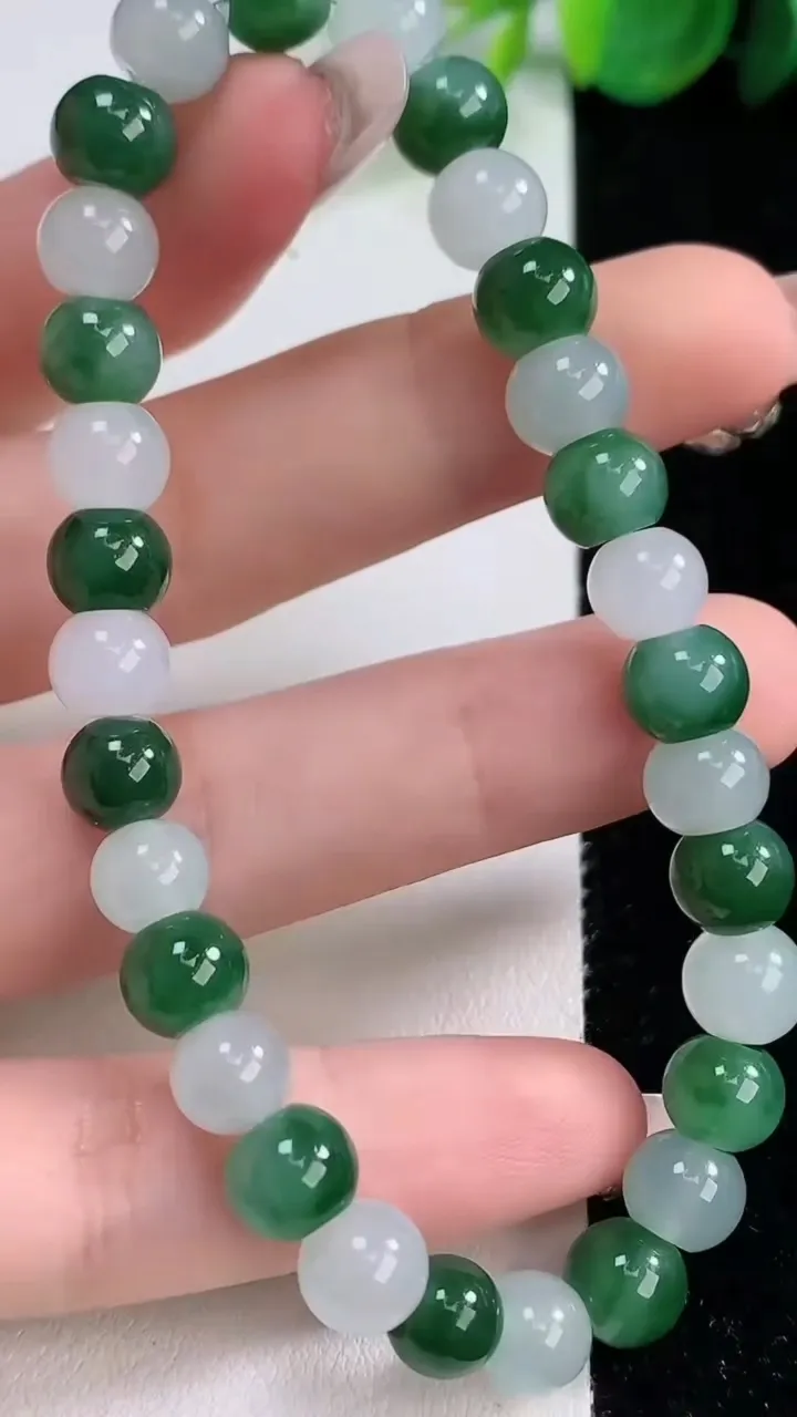 天然A货翡翠算盘珠手串，尺寸7.5-6-30颗，重量:21.15g12月10日
工厂直销收藏佳品,种好水足，色泽均匀，有种有色，上手高大气！