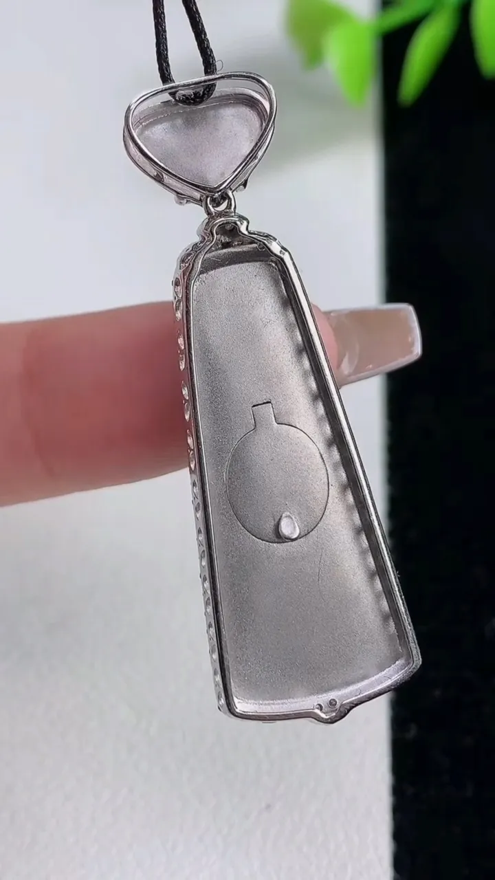 天然A货翡翠无事牌吊坠，尺寸42.3-14.2-4.9，裸石30.2-13重量:4.76g
12月10日