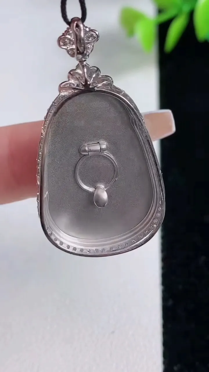 天然A货翡翠如意吊坠，尺寸37.8-20.2-6，裸石25.8-17.5重量:5.10g
12月10日