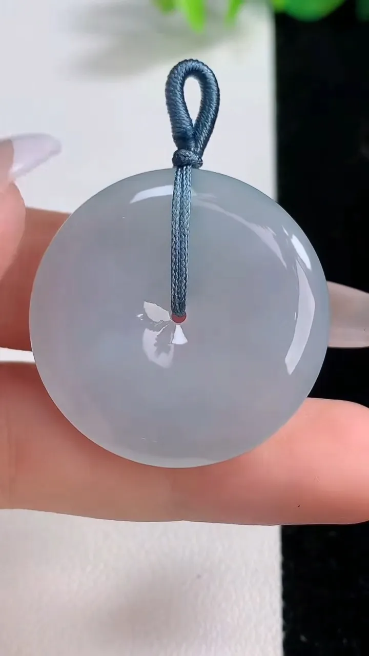 天然A货翡翠平安扣吊坠，尺寸31.3-5.3，重量:12.78g
12月10日