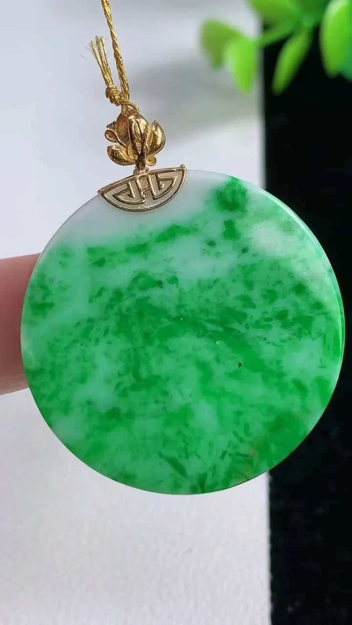 天然A货翡翠无事牌吊坠，尺寸31.3-2，重量:5.69g
12月10日