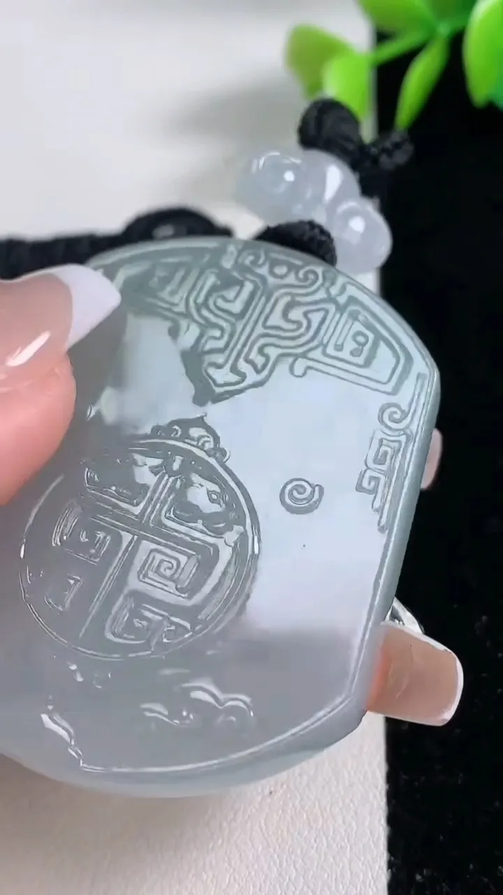 天然A货翡翠仿古无事牌吊坠，尺寸48.8-42.6-5.6，重量:34.96g
12月10日